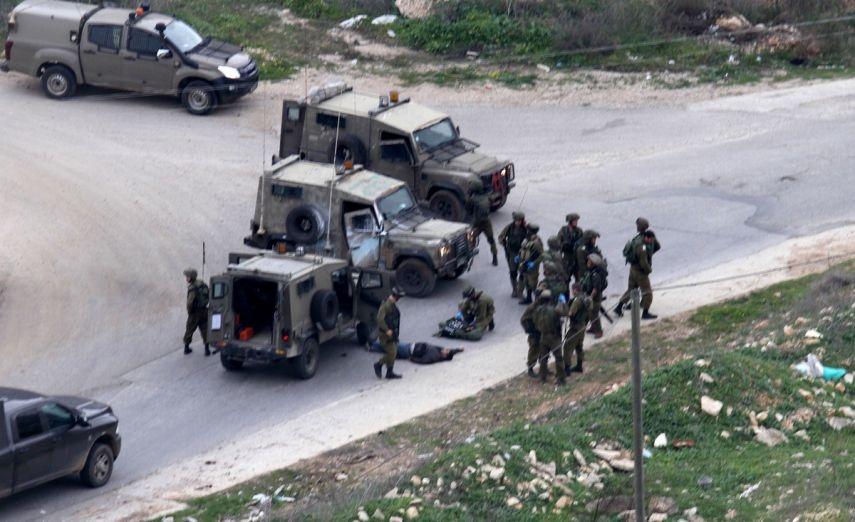 الاحتلال يعتقل مواطنًا عقب الاشتباه بسيارته في حزما