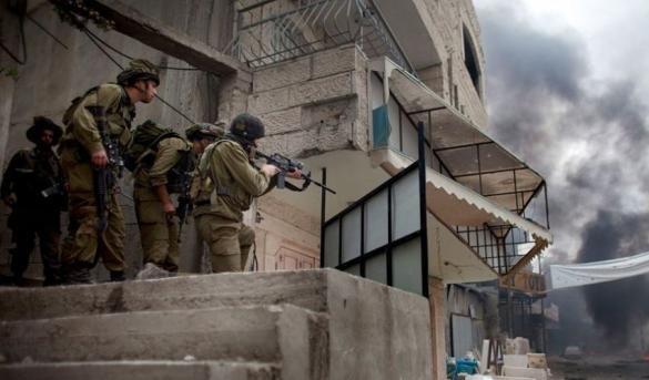 الاحتلال يستولي على متاجر ويغلق أخرى بالخليل