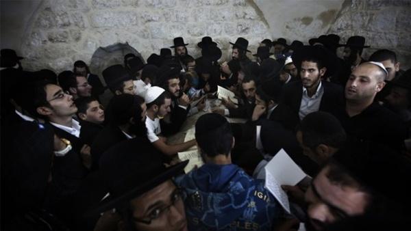 مئات المستوطنين يقتحمون قبر يوسف بنابلس