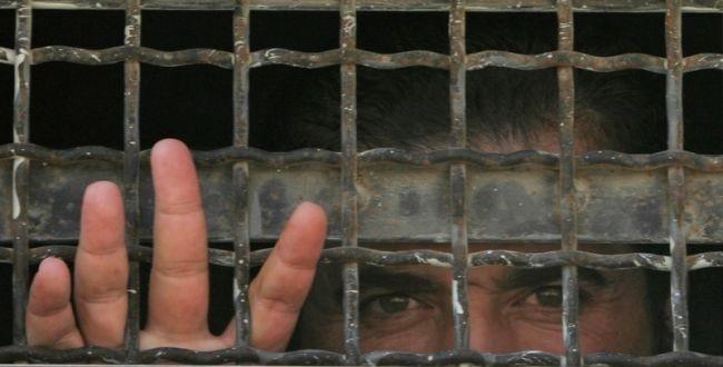 الاحتلال يماطل بتقديم العلاج لاسيرين مريضين