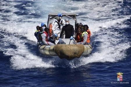 هيئة:مهاجرون يقولون إن سفينة غرقت قبالة ايطاليا وعليها المئات