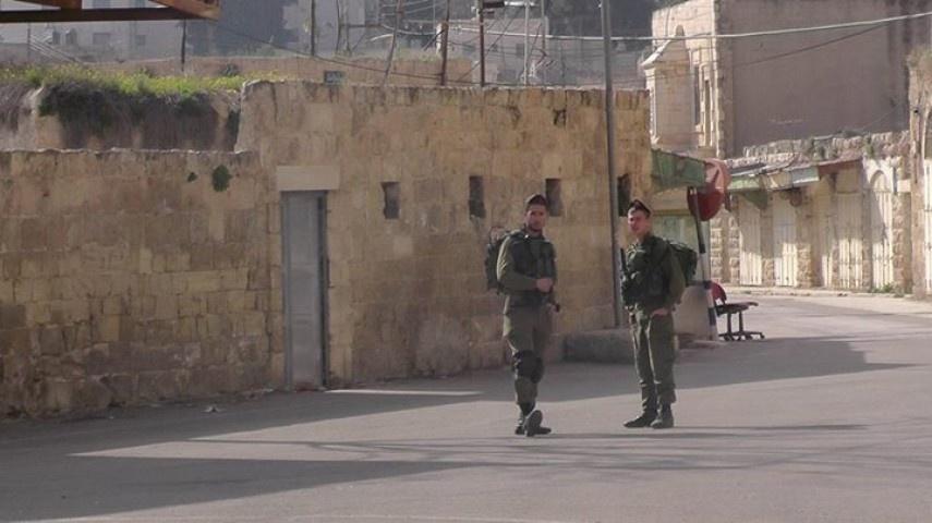 مستوطنون يعتدون بالضرب على الناشط رائد ابو ارميلة بالخليل