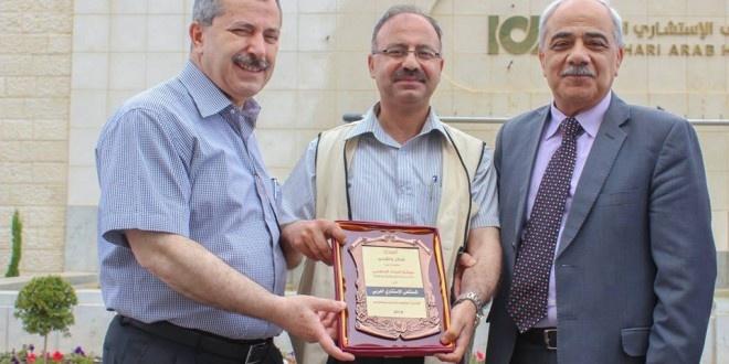 طاقم أصداء الإعلامي يكرم ادارة المستشفى الاستشاري العربي