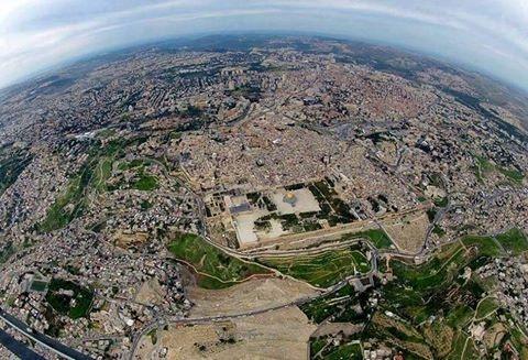 الاحتلال يبعد 6 مقدسيين عن الأقصى