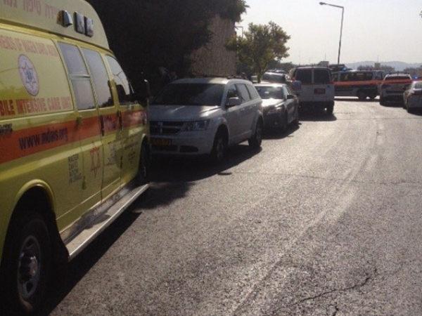 طعن ثلاث مستوطنين بالقدس وفرار المنفذ وشرطة الاحتلال تفتح تحقيق بالحادث