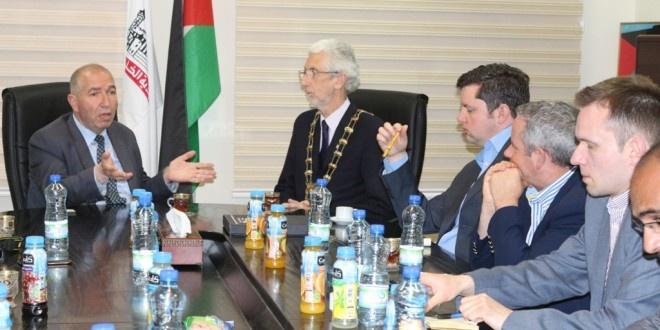 الدكتور الزعتري يطلع وفداً إيرلندياً من مقاطعة فينغال على أوضاع الخليل