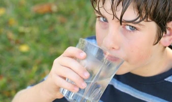 ماذا يحدث لو تناولت الماء على معدة فارغة؟