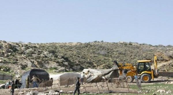 جرافات الاحتلال تشرع بهدم بركس زراعي بدير الغصون شمال طولكرم