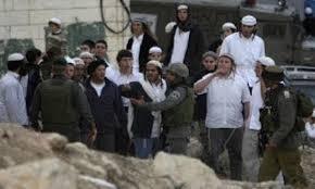 مستوطنون يهاجمون نشطاء بتل الرميدة