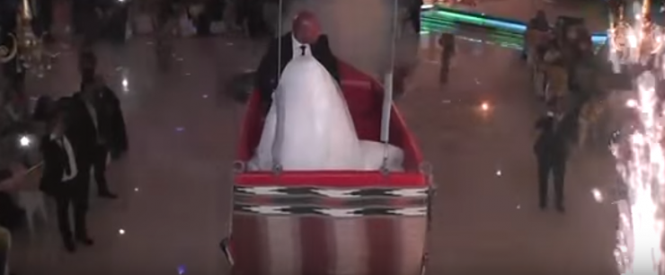 فيديو| سقوط عروسين من قارب متحلق في حفل زفافهما!