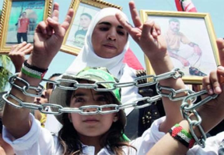 وقفة تضامنية مع الأسرى المضربين عن الطعام في رام الله