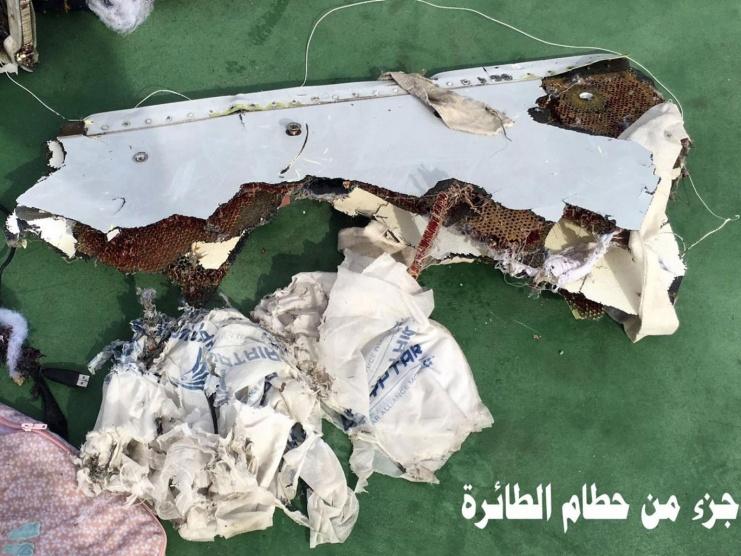 اشلاء الضحايا تشير إلى انفجار على متن الطائرة المصرية