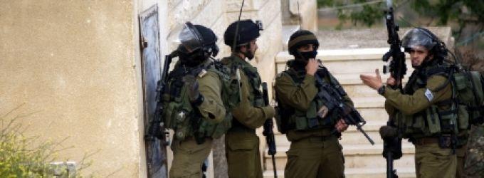 الاحتلال يعتقل مواطنًا ويداهم عدة منازل بالقدس