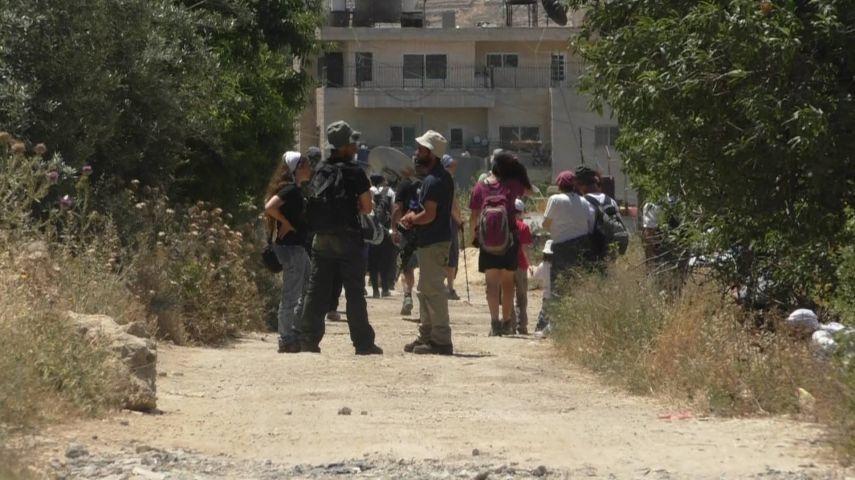 جولة استفزازية للمستوطنين بأراضي بيت أمر