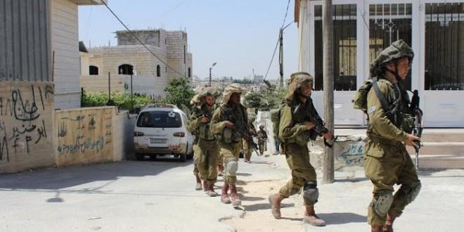 الاحتلال يغلق مداخل بلدة قطنة ويجري حملة تفتيش واسعة.وسط اندلاع مواجهات عنيفة مستمرة