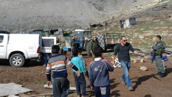 الاحتلال يشرع بتفكيك منازل لعائلات بدوية شرق العيزرية
