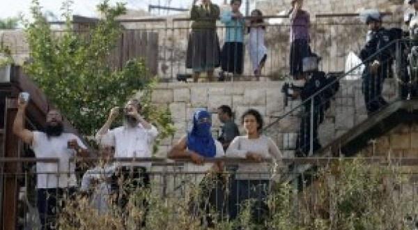 مستوطنون يهاجمون منزلاً وسط الخليل ويعتدون على سيدة وطفلة