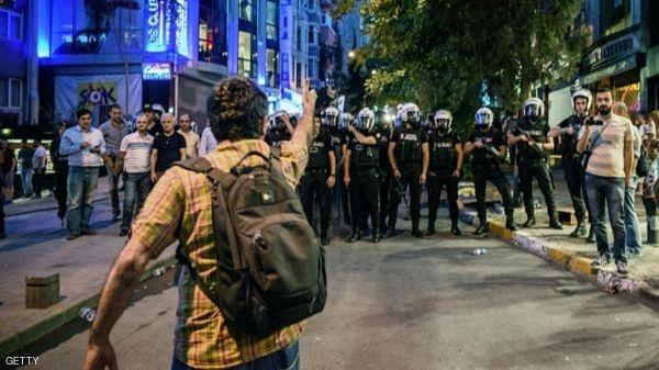 الشرطة التركية تفرق متظاهرين مؤيدين لفريق موسيقي