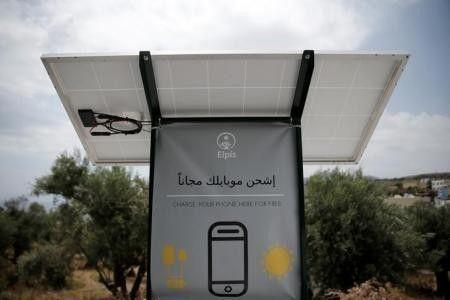 طلاب يصممون شواحن هواتف بالطاقة الشمسية لللاجئين باليونان