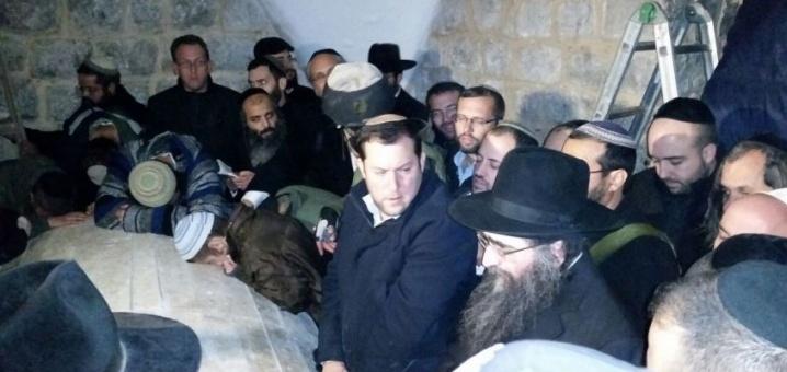 وزير داخلية الاحتلال يقتحم نابلس ويصلي بـ