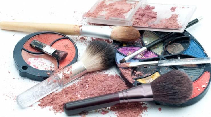 اليك ما سيحصل لوجهك اذا استعملتي مكياج منتهي الصلاحية