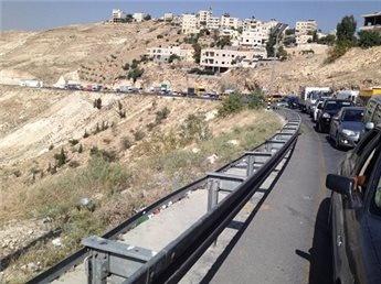 الاحتلال يغلق حاجز 