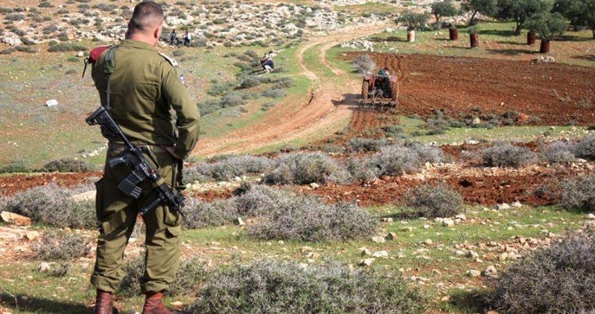 الاحتلال يصادر أنابيب ري في منطقة البقعة شرق الخليل