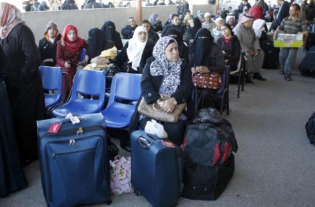 800 فلسطيني عالقون في معبر رفح بسبب حظر التجوال