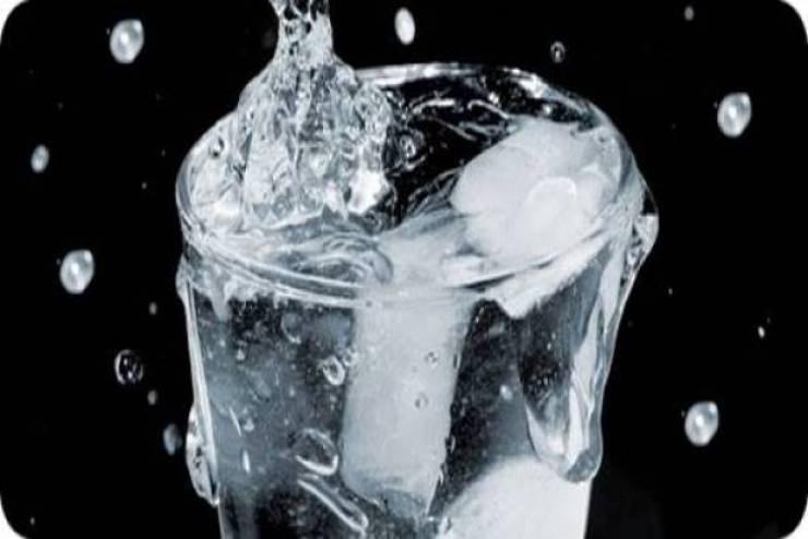 خطير جدا .. هذا ماذا يفعله الماء البارد بجسمك بعد الافطار