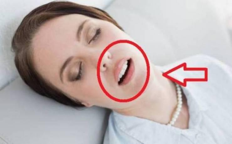 لهذا السبب ينام البعض وأفواههم مفتوحة!