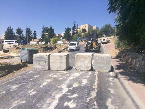 مكعبات اسمنتية بشوارع جبل المكبر