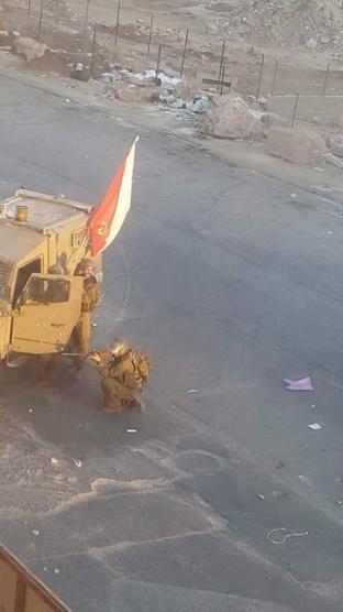 الاحتلال يعتقل شاب  شاب ويسلم بلاغ لأخر خلال اقتحامه مخيم دهيشة