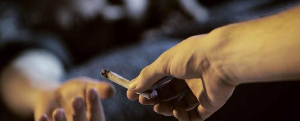 أب يبلغ الشرطة عن تعاطي ابنه المخدرات في الخليل