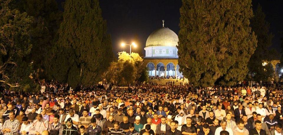 آلاف المواطنين يؤدون صلاة التراويح والفجر في رحاب الأقصى