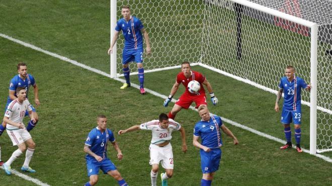 أمال أيسلندا في اليورو بين أقدام طبيب ومخرج