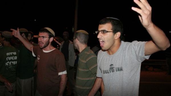 مستوطنون مسلحون يغلقون مفرقًا شمال نابلس