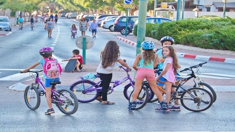 منع الفتيات فوق سن الخامسة‎ من ركوب الدراجات في 