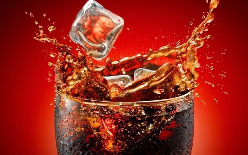 اكتشف ماذا سيحدث لجسمك خلال ساعة من شرب الكولا!