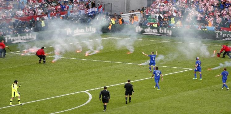 اليويفا يهدد كرواتيا بمصير روسيا بسبب شغب الجماهير