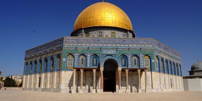 الاحتلال يبعد موظفا عن الأقصى 15 يوما