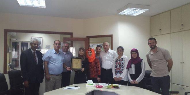 الحروب تكرم مركز ابداع المعلم الذي قام بمساعدتها للوصول إلى جائزة أفضل معلم في العالم