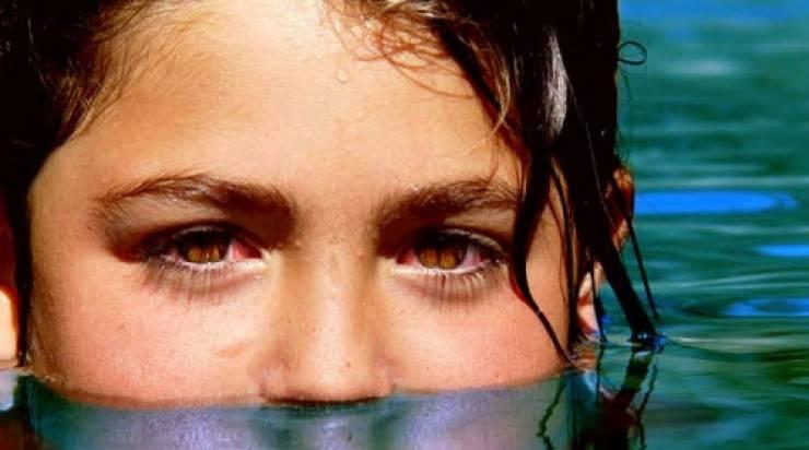 أسباب غير متوقعة لاحمرار العيون بعد السباحة!