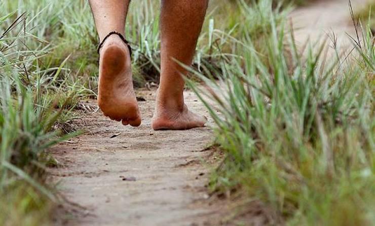إمشوا حفاة لـ5 دقائق يوميًا..واكتشفوا النتيجة المذهلة