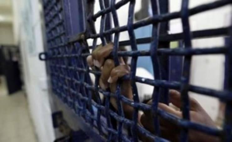 قراقع: هجمة مسعورة على الأسرى المضربين والمرضى