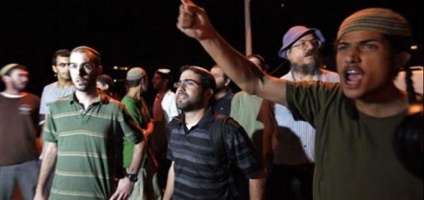 مستوطنون يضرمون النيران في أراضي المواطنين غرب رام الله