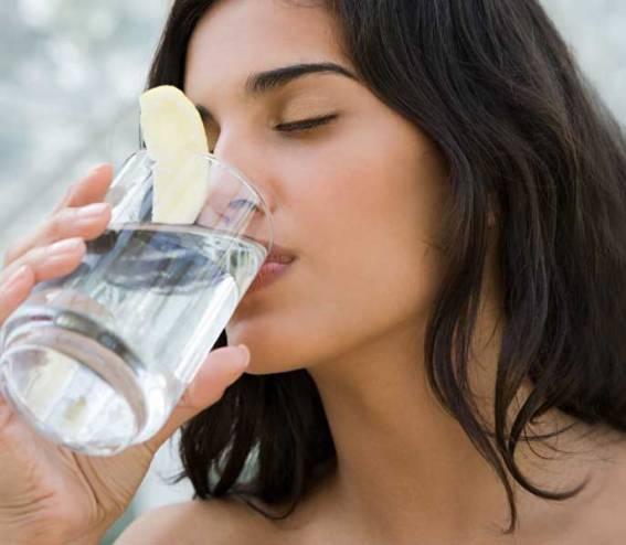 إذا شربتم الماء الساخن على معدة فارغة.. هذا ما سيحصل في جسمكم!