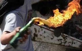 زجاجتان حارقتان باتجاه سيارة مستوطنين قرب مخيم العروب