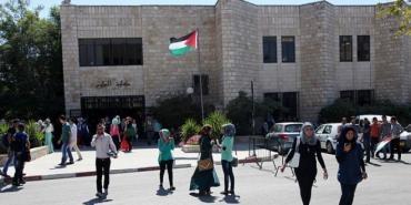 الرئيس يقلد البطريرك فؤاد طوال وسام القدس