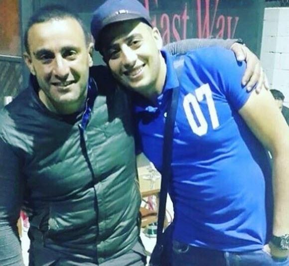 احمد السقا ينشر صورته مع شبيهه