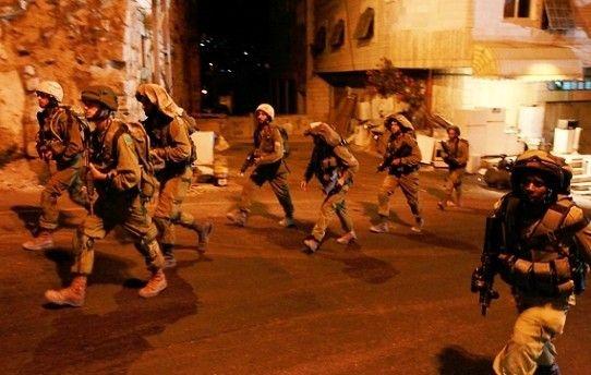 اعتقال 3 مواطنين ومداهمة منازل بالخليل